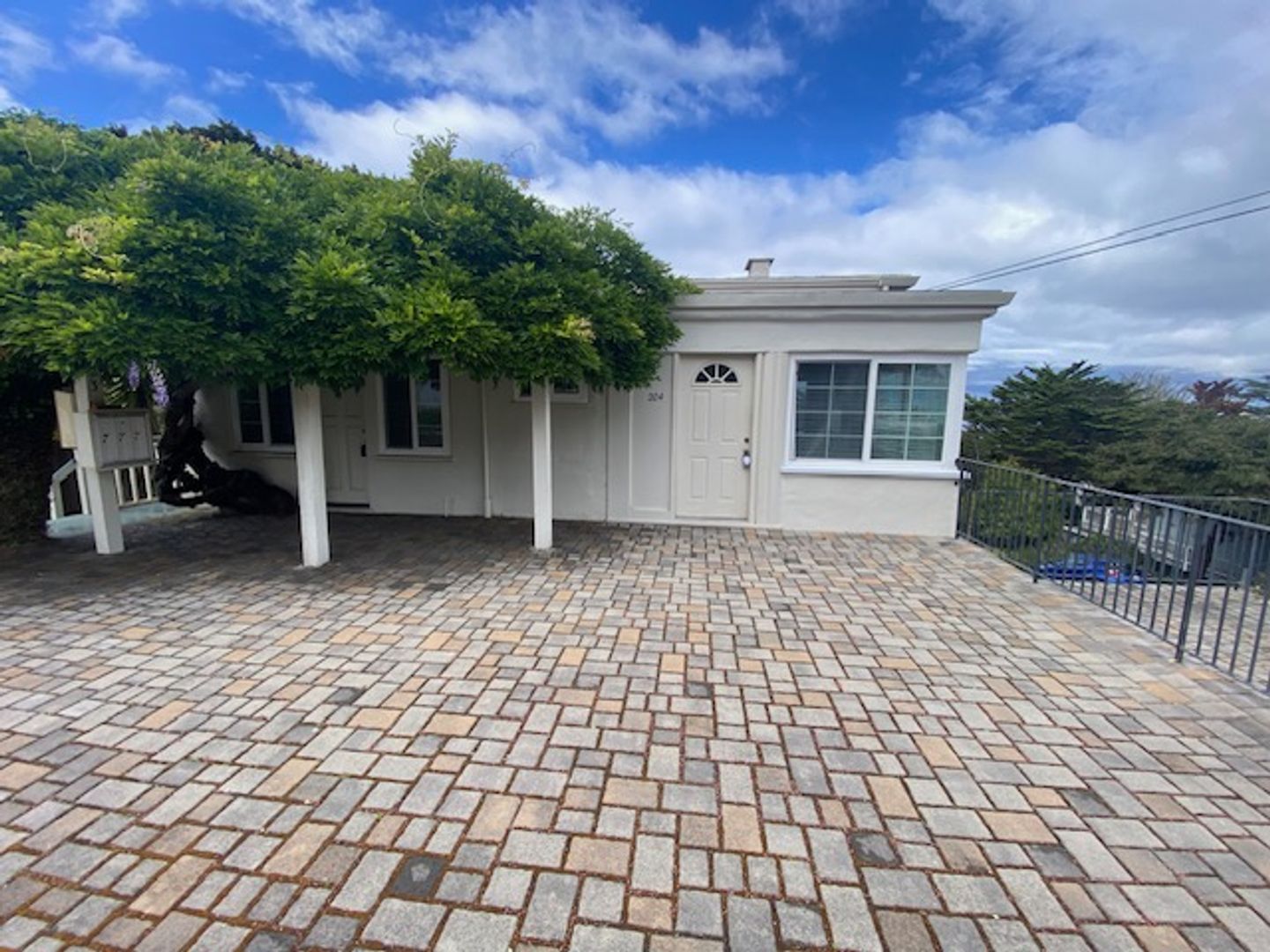 Pacific Grove Apartment: 204 5th St