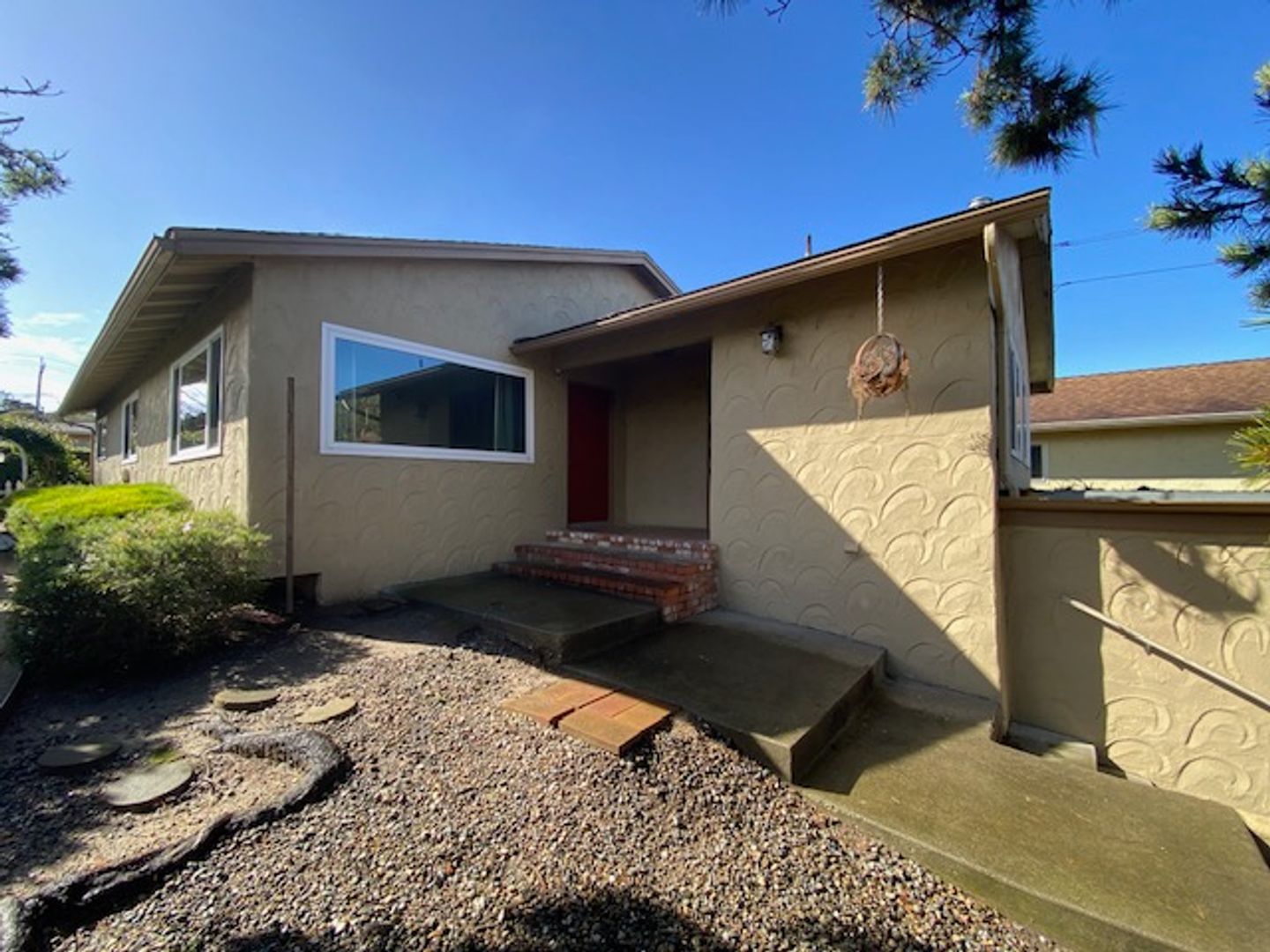 Monterey House: 701 Pine St