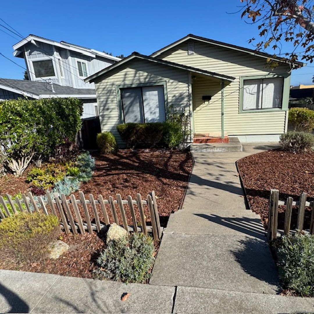 Monterey House: 852 Newton Street