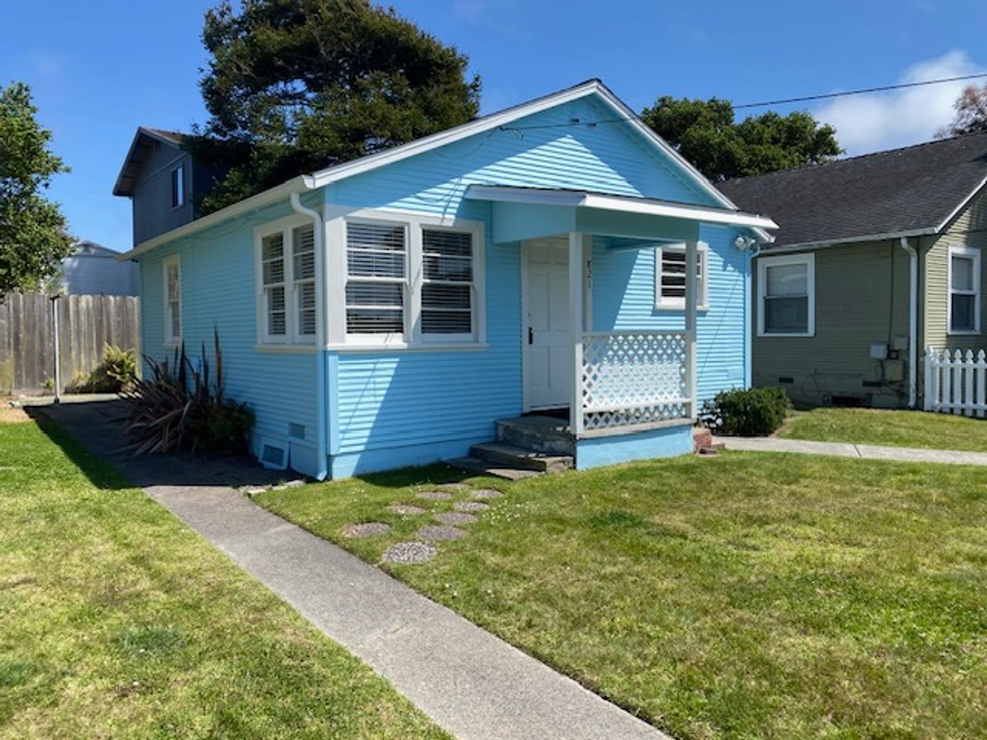 Pacific Grove House: 821 Walnut St