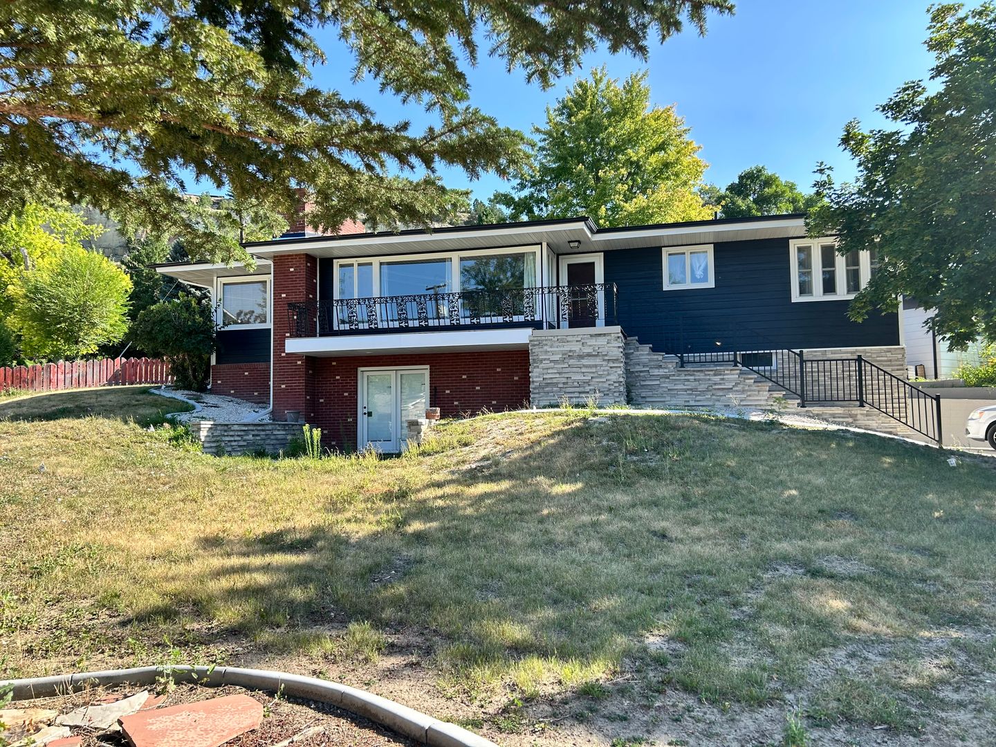 Billings House: 2455 Cascade Ave