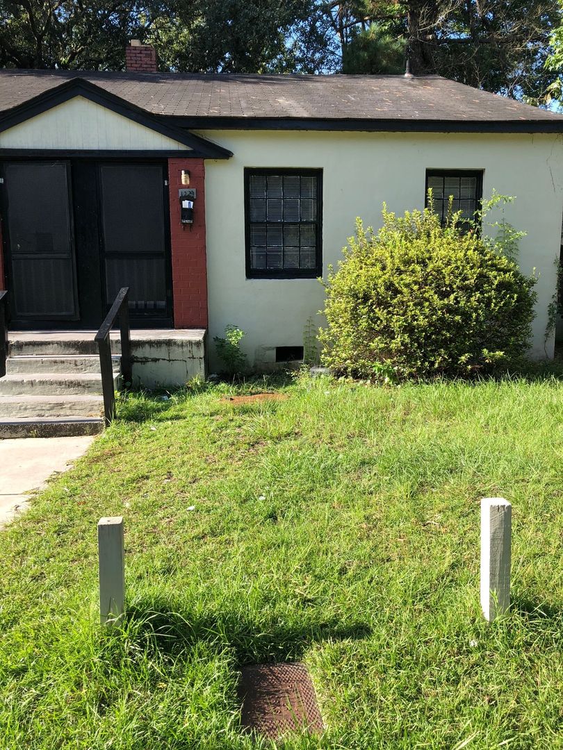 Savannah House: 1229 East 54th St.