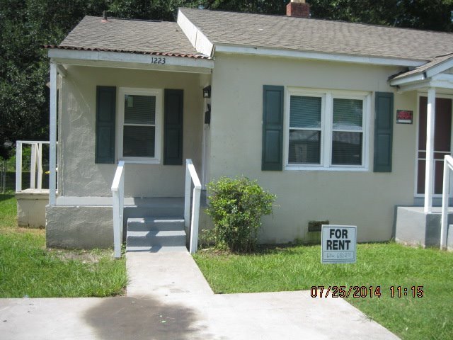 Savannah House: 1223 East 55th St.