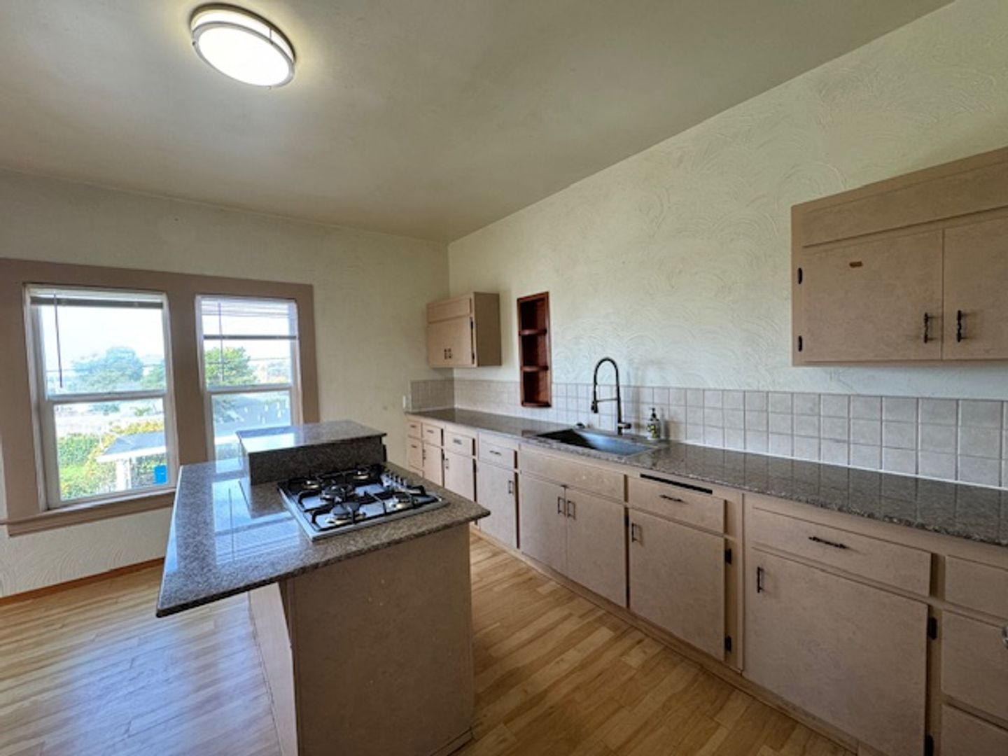 Eureka Apartment: 111 W Hawthorne ST