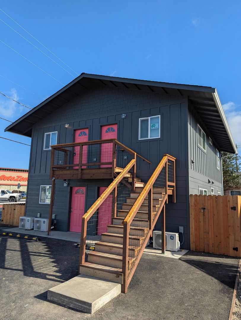 Eureka Apartment: 963 W Harris ST