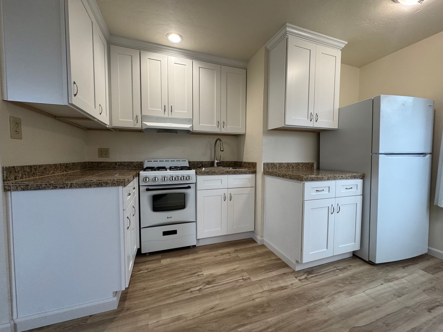 Eureka Apartment: 241 W Hawthorne ST