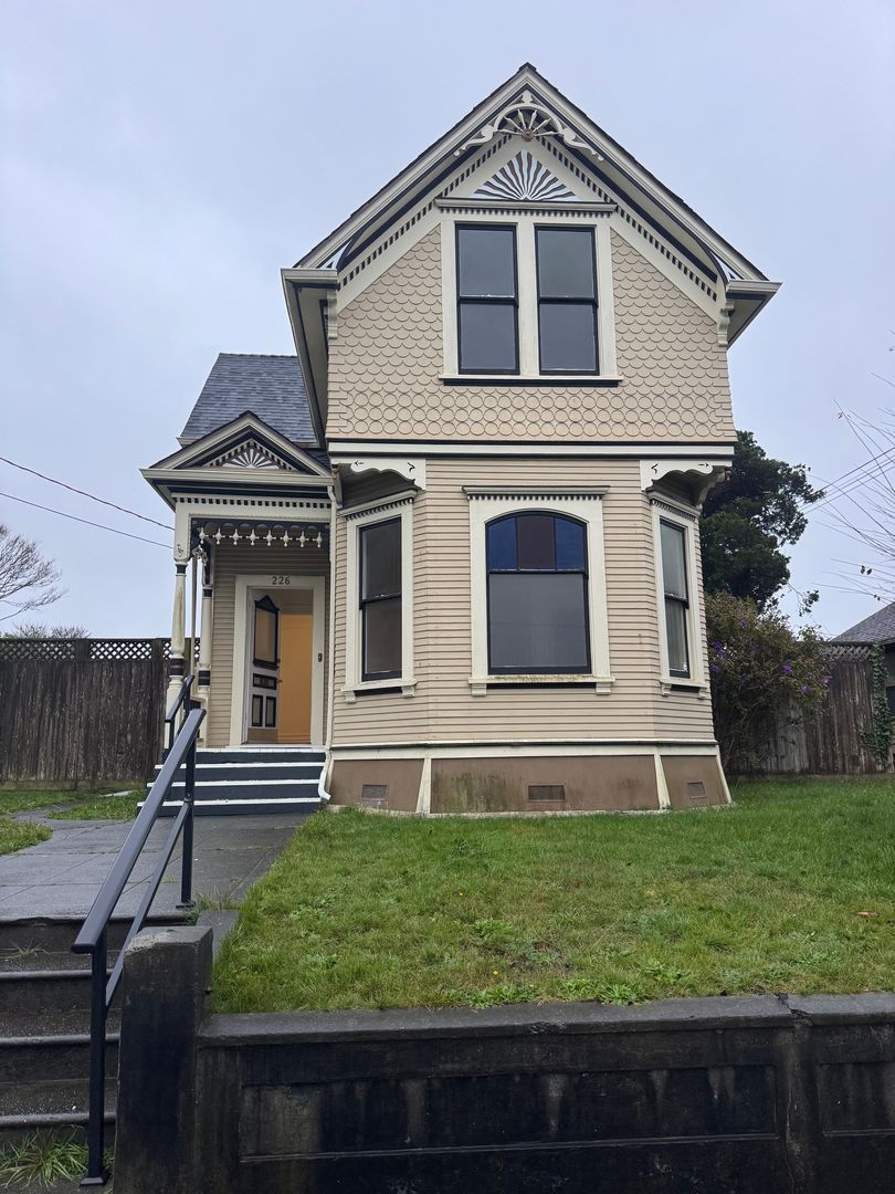 Eureka Apartment: 226 Long ST