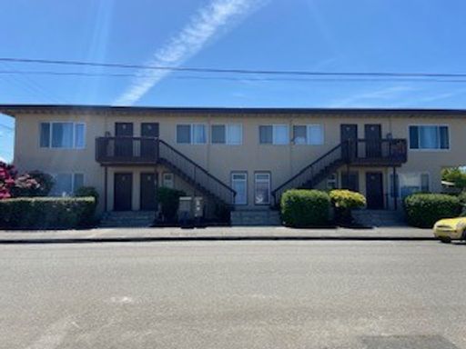 Freshly updated 2/1 downstairs unit, close to downtown Eureka, W/S/G paid!!