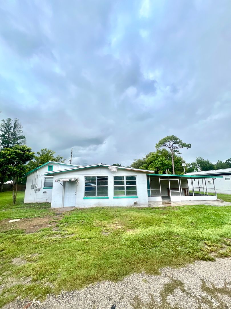 Zephyrhills House: 38524 Palm Grove Drive