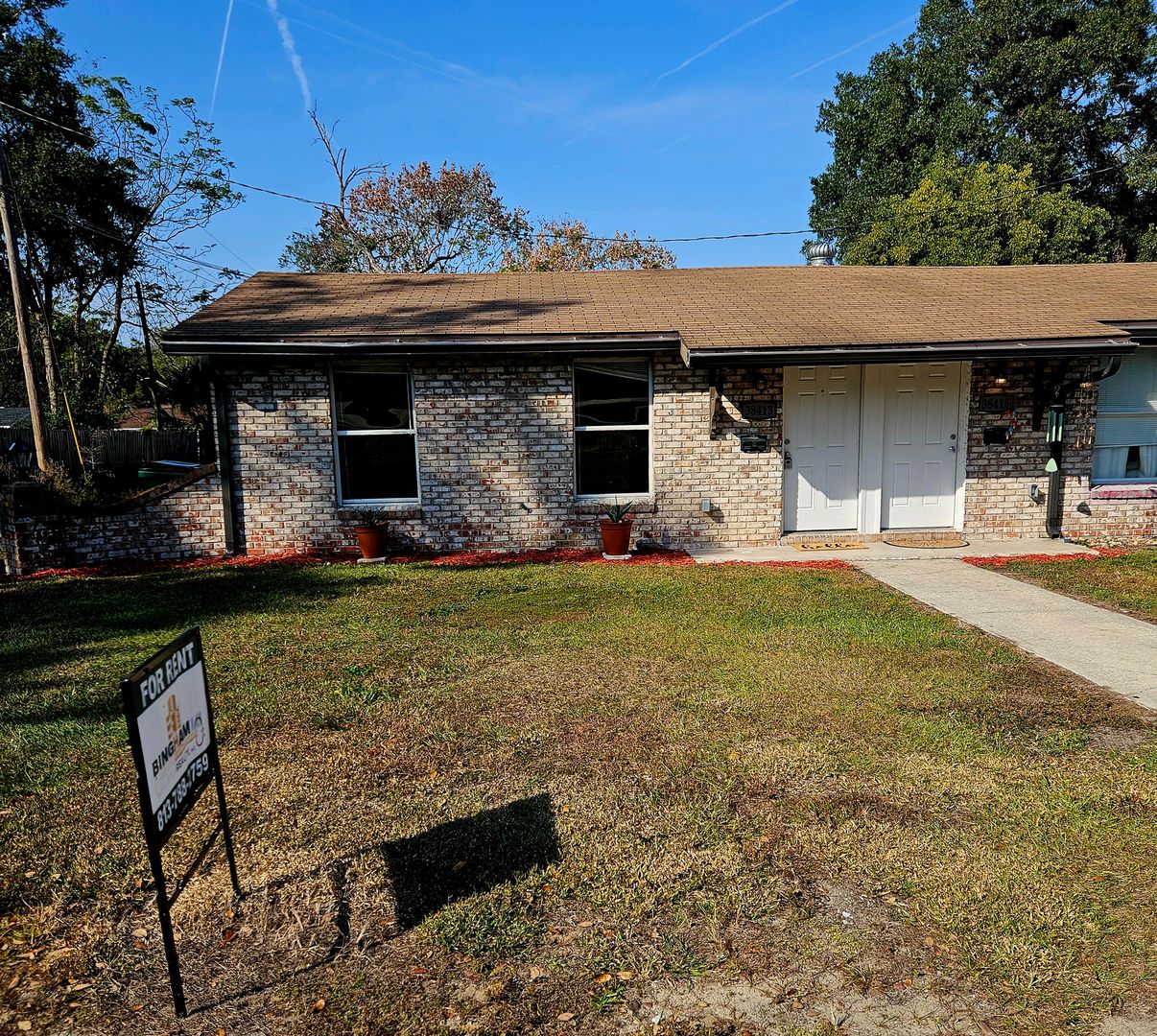 Zephyrhills Apartment: 38413-38415 13th Ave