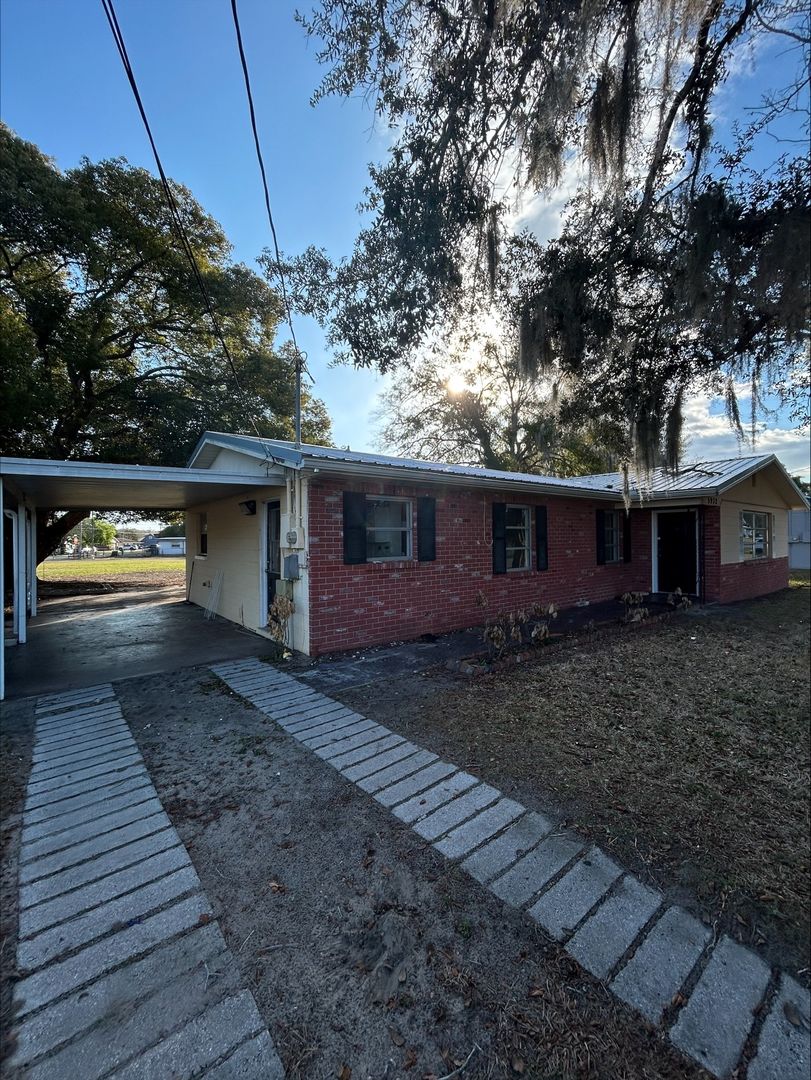 Zephyrhills House: 5932 15th St