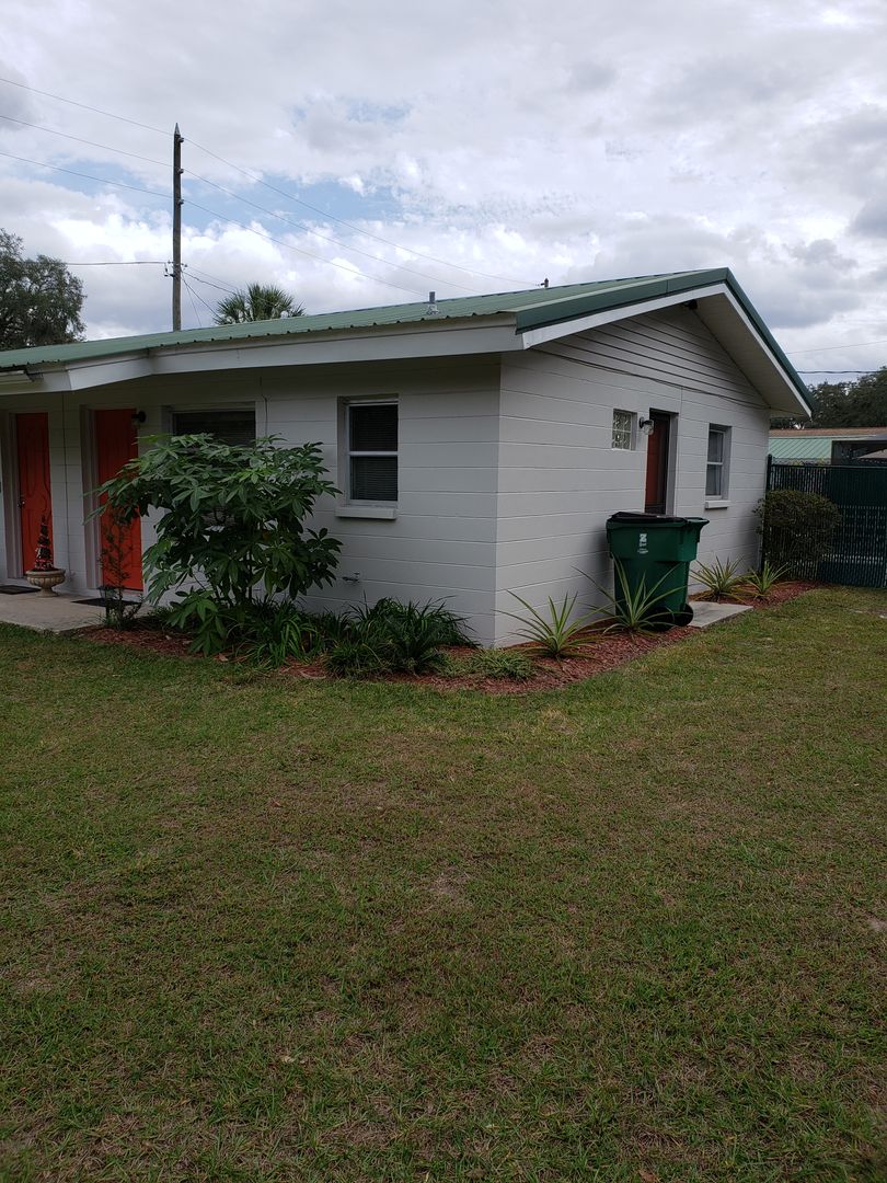 Zephyrhills Apartment: 6th Avenue