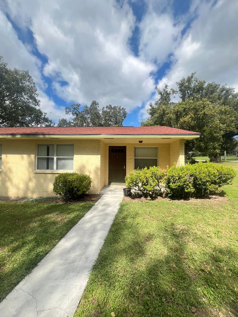 Dade City Apartment: Camphor Drive