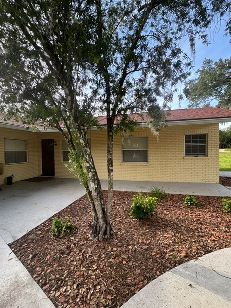 Dade City Apartment: Camphor Drive