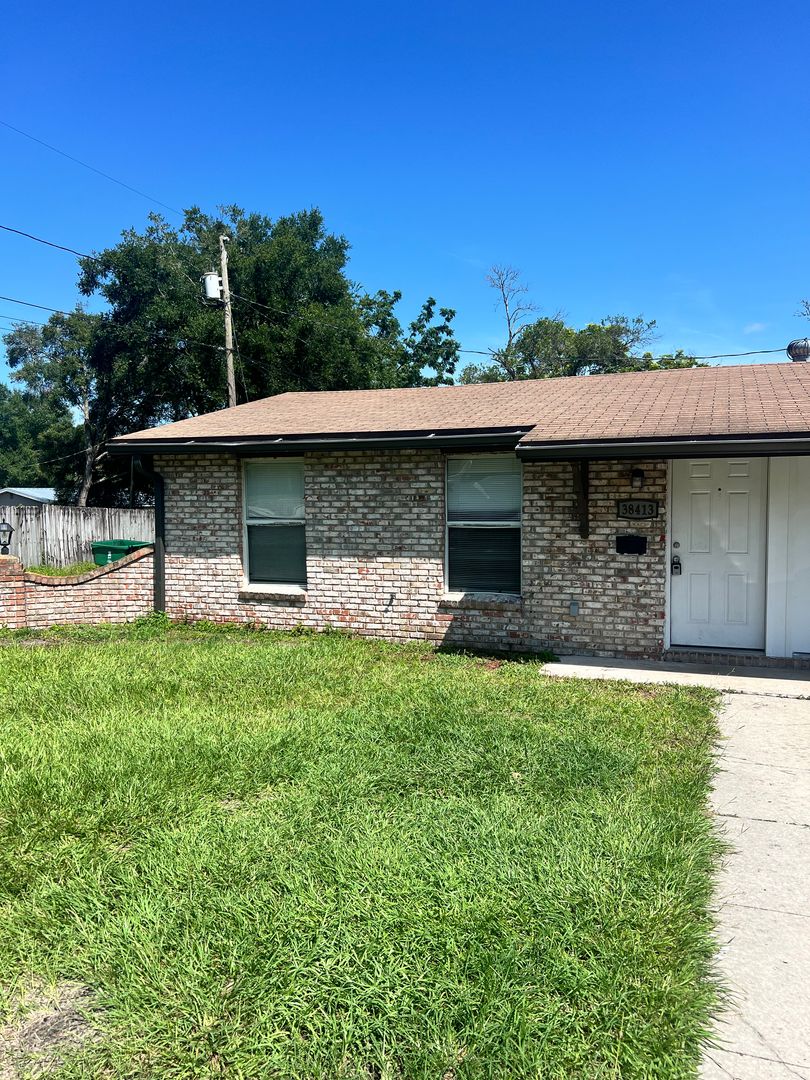 Zephyrhills Apartment: 38413-38415 13th Ave