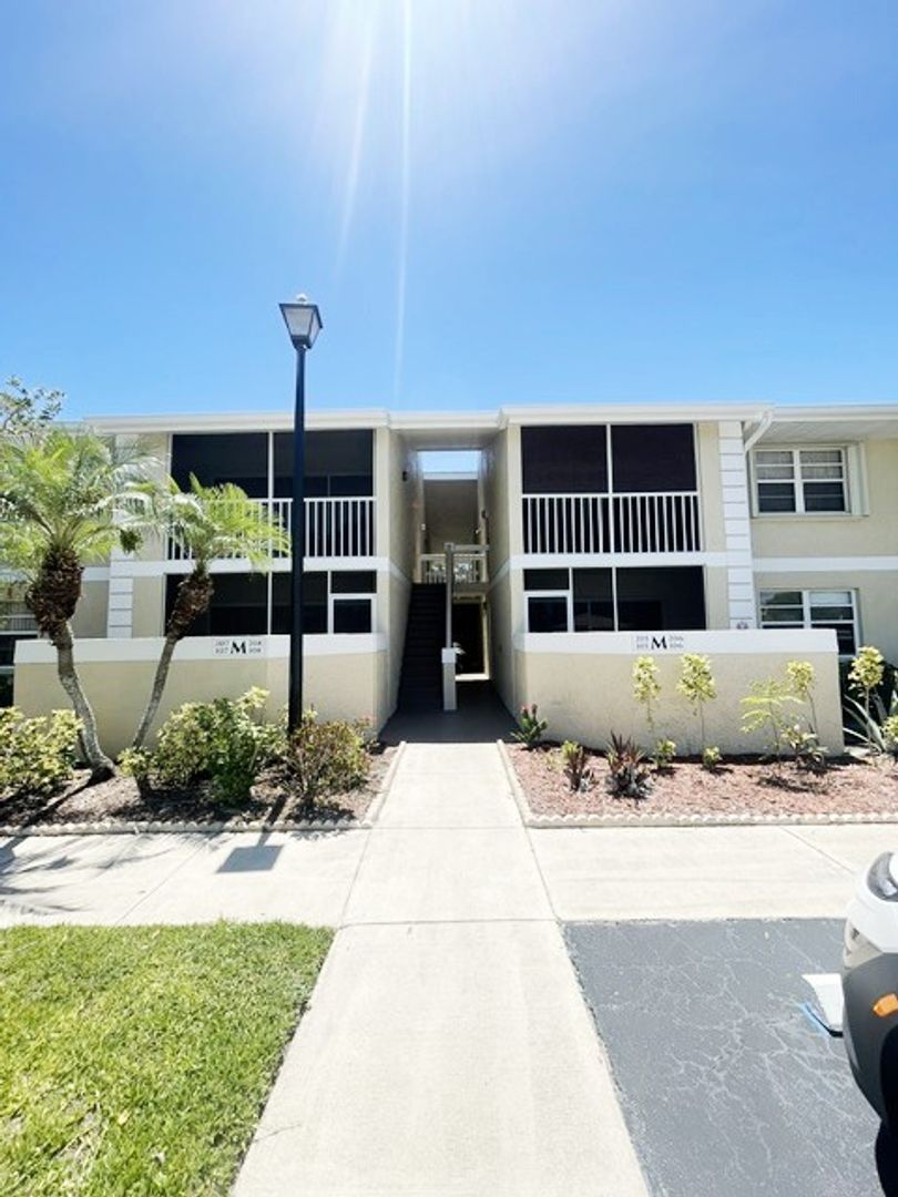 PORT SAINT LUCIE Condo: 1548 SE ROYAL GREEN CIR