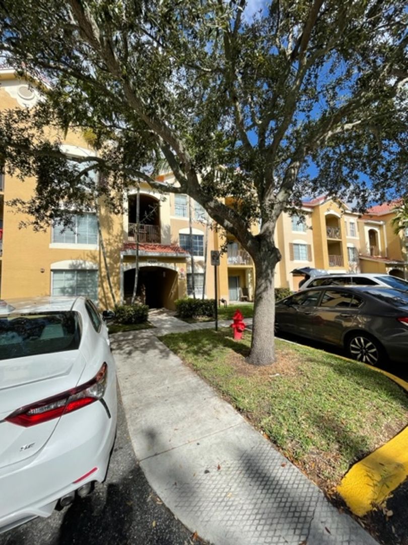 West Palm Beach House: 4200 San Marino Blvd