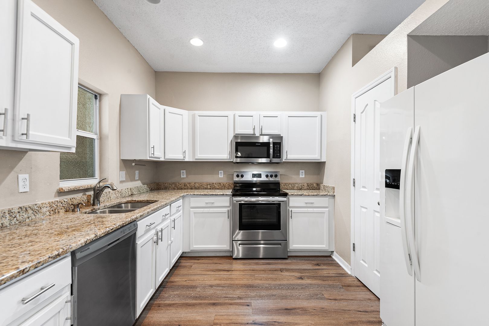 10114 FARMINGDALE PL 5 of 11