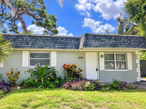 Close to Downtown New Port Richey. Featuring Washer/Dryer, Off-street parking and Private Yard! – photo 1