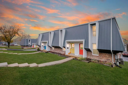 Chateau Du Mont Townhomes – photo 1