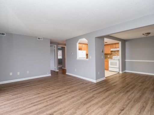 91 Oakridge Drive #8, West Seneca, NY 14224