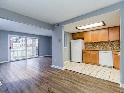 91 Oakridge Drive #8, West Seneca, NY 14224
