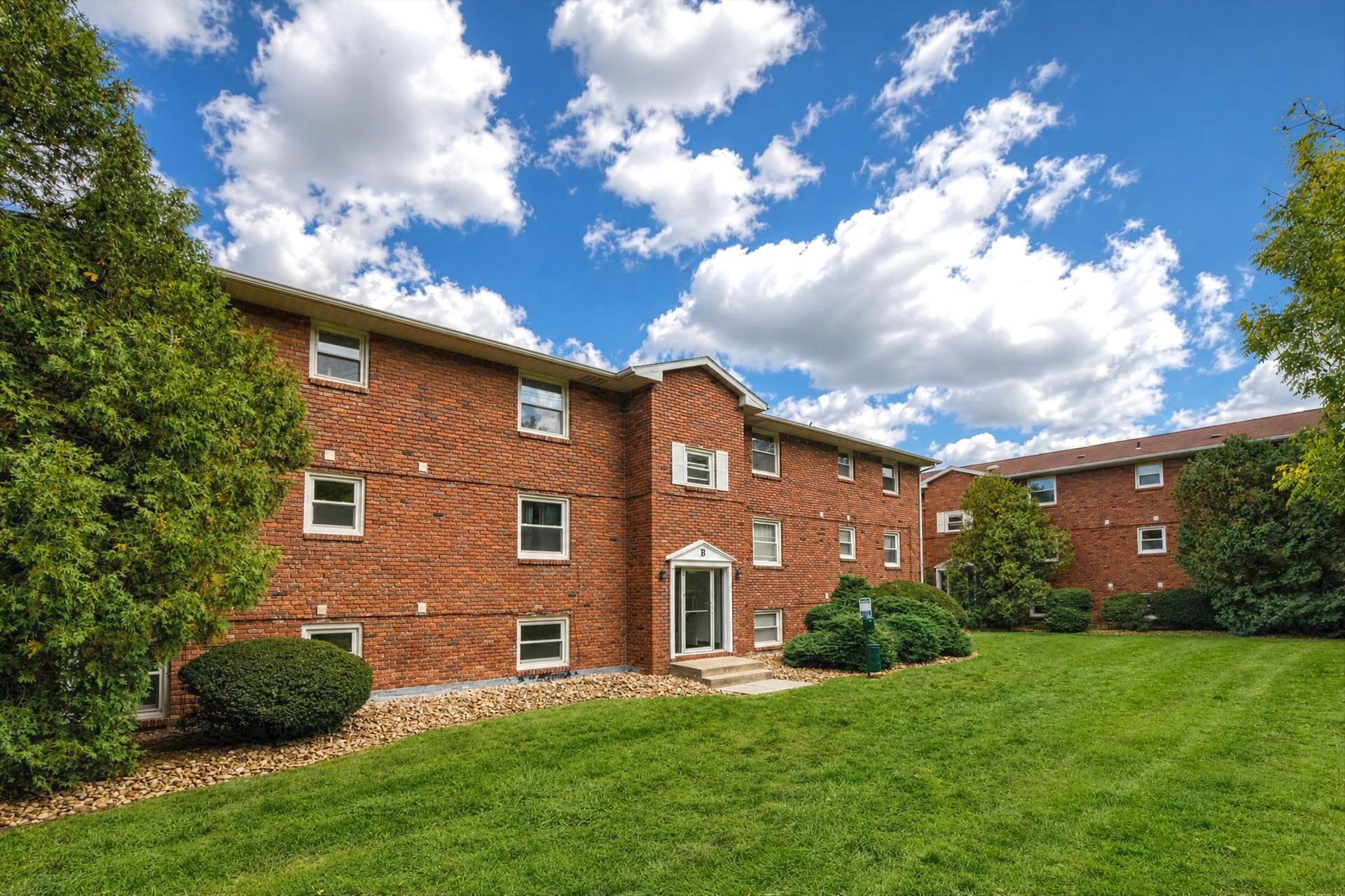 Greensburg Apartment: 1005-1015 Willowbrook Drive