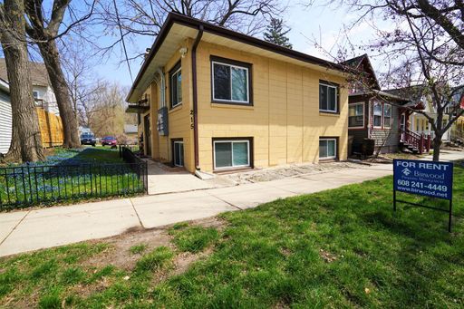 Charming One-Bedroom, One-Bathroom Downtown Apartment with Free Laundry- $300 move in credit! – photo 1