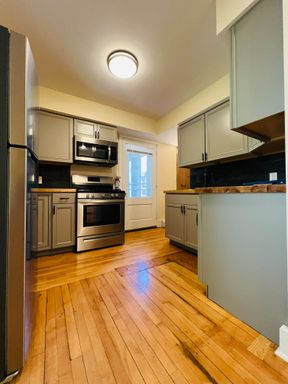 244 Maple St #3, Burlington, VT | 4 Bedroom Apartment Near UVM & Downtown | June 2027 – photo 1