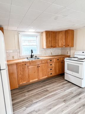 20 Cedar St, Burlington, VT | 5 Bedroom House with Private Yard & Parking | June 2027 – photo 1