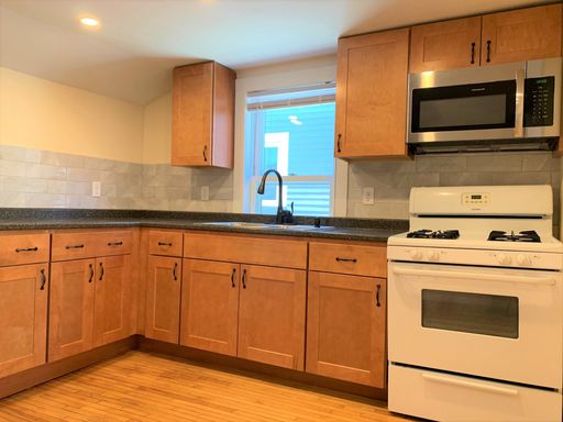 13 Peru St, Burlington, VT | Renovated 3 Bedroom House Near UVM & Downtown | June 2027 – photo 1