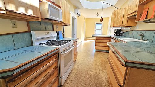 Unique 3 Bedroom Apartment in Burlington, VT | Loft, Skylight & In-Unit Laundry | June 2027 – photo 1