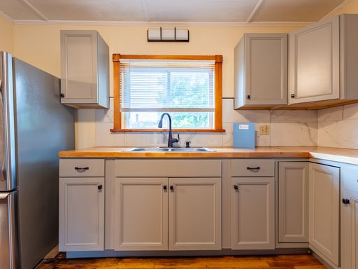 AVAILABLE JUNE 1, 2027 – Updated 4BR Old North End Apartment Near UVM & Downtown Burlington – photo 1