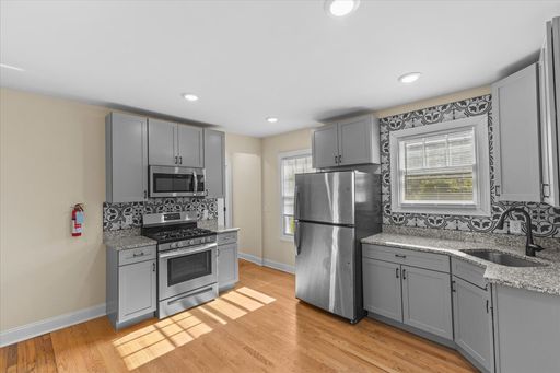 Newly Renovated 5 Bedroom Apartment in Burlington, VT | Free Parking & Near UVM | June 2027 – photo 1