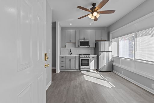 Newly Renovated Studio Available!! – photo 1