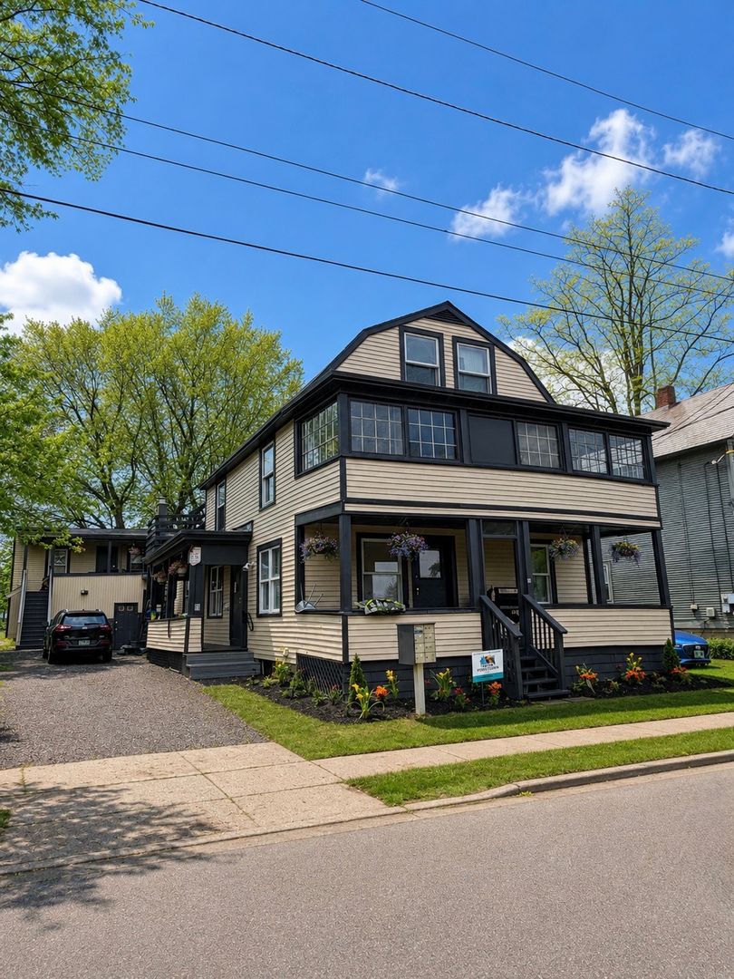Burlington Apartment: 45 1/2 Willow St