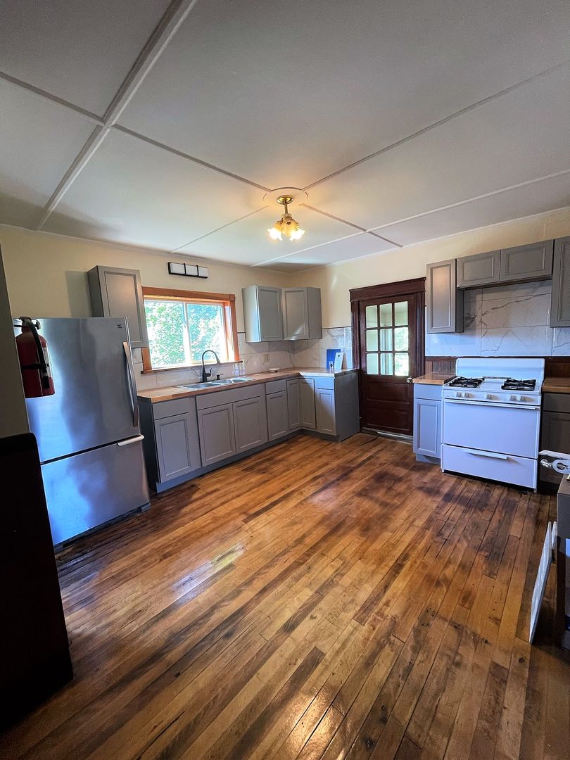 Burlington Apartment: 17-19 Lafountain Street