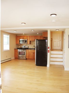 AVAILABLE JUNE 1, 2027 – Spacious 3-Bedroom Downtown Burlington Apartment Near UVM & Champlain College Campus with Washer/Dryer – photo 1