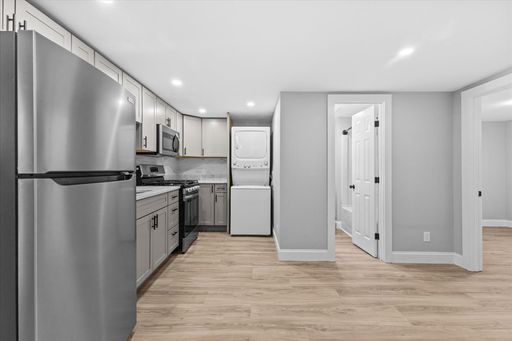 AVAILABLE September 1st – Newly Renovated 3BR Apartment Near UVM Campus & Downtown Burlington – photo 1