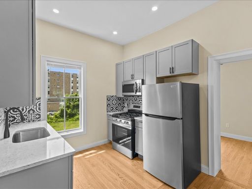 Renovated 4-Bedroom Apartment Near UVM & Champlain College – Burlington, VT – June 2027 – photo 1