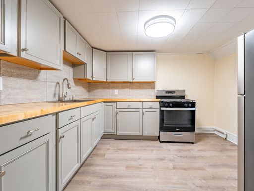Three Bedroom Newly Renovated Apartment Available For an Immediate Move-in – photo 1