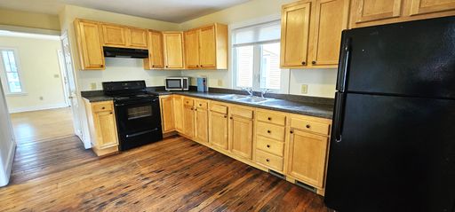 9 Peru St, Burlington, VT | 5 Bedroom House with Private Yard & Parking | June 2027 – photo 1