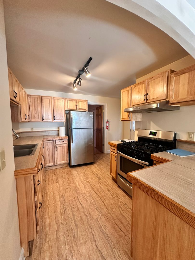 Burlington Apartment: 86 Pitkin  Street