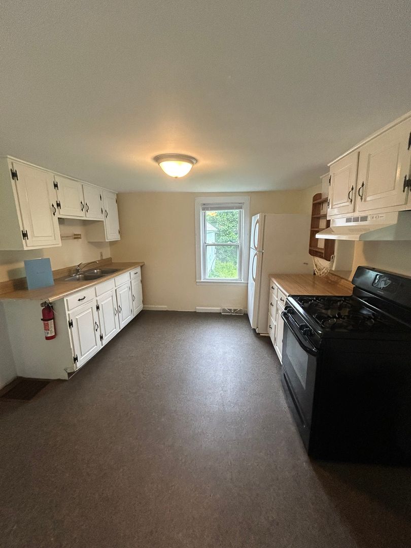 Burlington Apartment: 79 Chase St