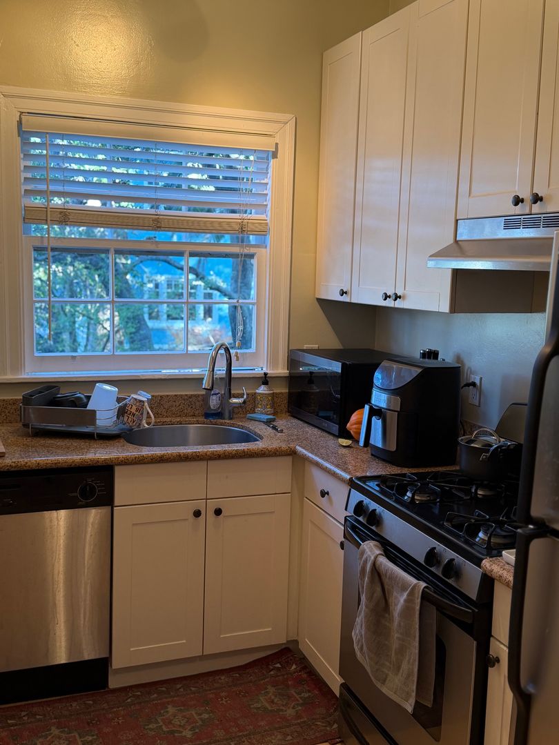 Oakland Apartment: 138 Monte Cresta Ave.