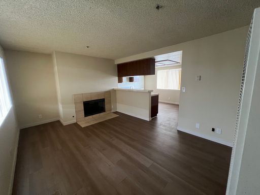 Lovely 2 bedroom unit w/fireplace and parking – photo 1