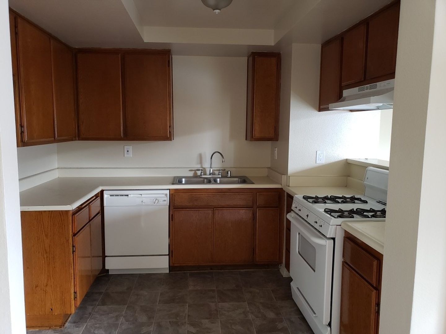 Hawthorne Apartment: 13616-22 Kornblum Ave.