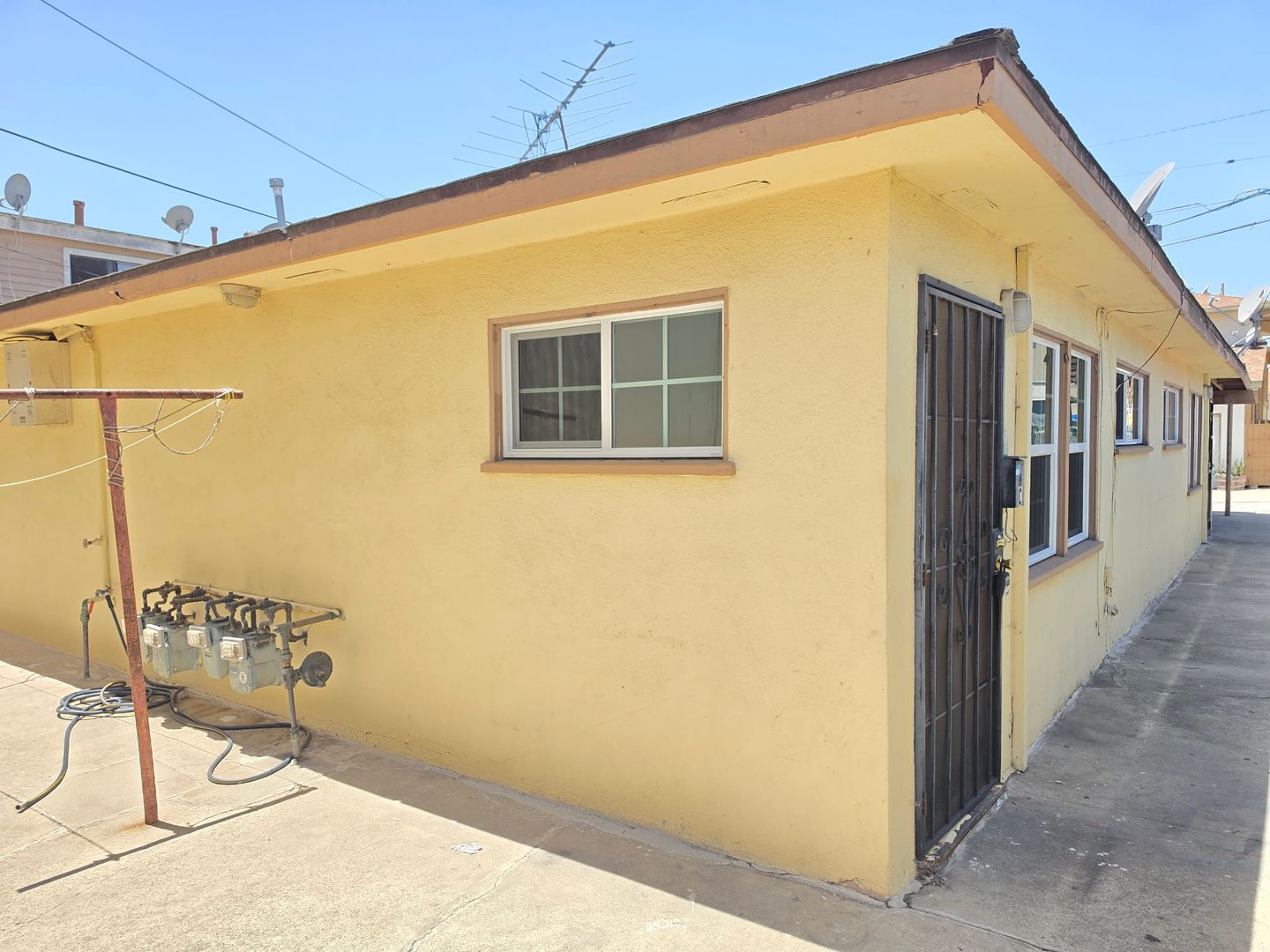 Hawthorne Apartment: 12521 York Ave