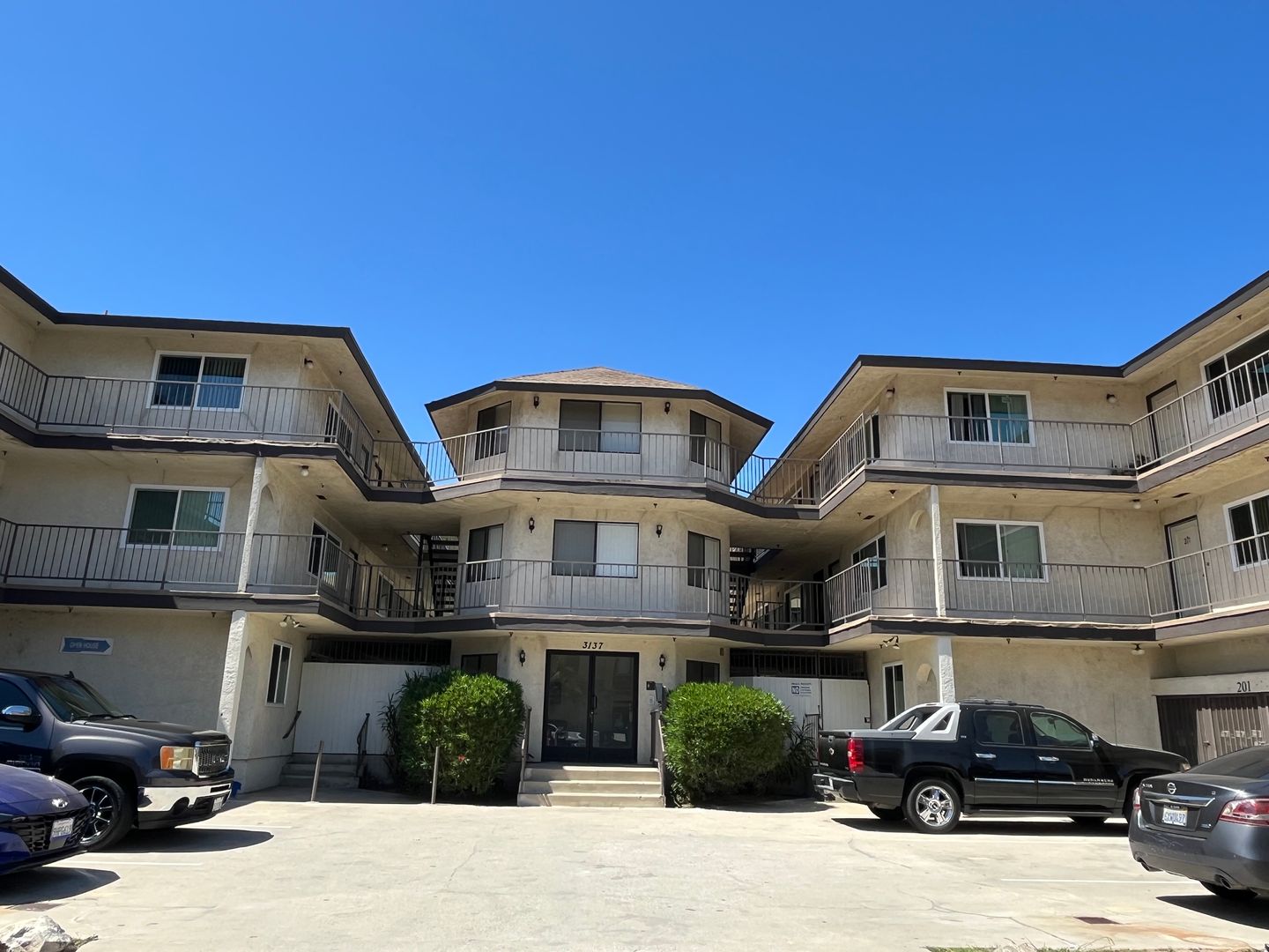 Hawthorne Apartment: 3137-3139 W. 139th St.