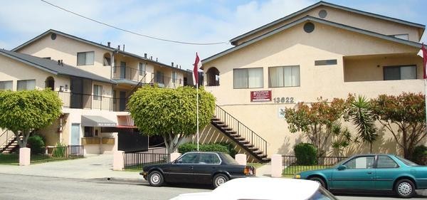 Hawthorne Apartment: 3137-3139 W. 139th St.